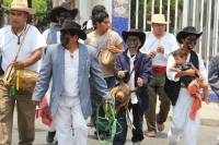 Martes 3 de mayo. La danza Zoque de la Santa Cruz o El Torito Zoque se lleva a cabo en las calles de la ciudad de Tuxtla Gutiérrez cuantes los danzantes salen entrada la mañana desde la iglesia de San Pascualito y visitan los domicilios de quienes solicit
