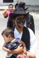 Martes 3 de mayo. La danza Zoque de la Santa Cruz o El Torito Zoque se lleva a cabo en las calles de la ciudad de Tuxtla Gutiérrez cuantes los danzantes salen entrada la mañana desde la iglesia de San Pascualito y visitan los domicilios de quienes solicit