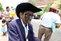 Martes 3 de mayo. La danza Zoque de la Santa Cruz o El Torito Zoque se lleva a cabo en las calles de la ciudad de Tuxtla Gutiérrez cuantes los danzantes salen entrada la mañana desde la iglesia de San Pascualito y visitan los domicilios de quienes solicit