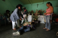 Martes 3 de mayo. La danza Zoque de la Santa Cruz o El Torito Zoque se lleva a cabo en las calles de la ciudad de Tuxtla Gutiérrez cuantes los danzantes salen entrada la mañana desde la iglesia de San Pascualito y visitan los domicilios de quienes solicit