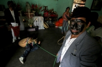 Martes 3 de mayo. La danza Zoque de la Santa Cruz o El Torito Zoque se lleva a cabo en las calles de la ciudad de Tuxtla Gutiérrez cuantes los danzantes salen entrada la mañana desde la iglesia de San Pascualito y visitan los domicilios de quienes solicit