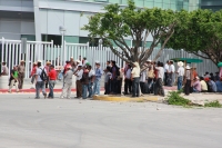 Miércoles 11 de julio del 2012. Tuxtla Gutiérrez, Chiapas. Indígenas de San Juan Chamula protestan en las instalaciones de la Torre Chiapas dejando incomunicados y atrapados en el interior a los trabajadores de las dependencias que se ubican en este edifi
