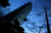 Miércoles 30 de octubre del 2013. Tuxtla Gutiérrez. El edificio de la Torre Azteca-Chiapas permanece prácticamente vacío salvo un piso que es delatado por la iluminación de su interior.