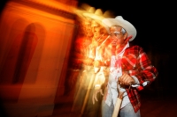EL PERSONAJE CONOCIDO COMO EL SEPULTURERO ACOMPAÑA LOS VISITANTES DEL PANTEON DE SAN CRISTOBAL DE LAS CASAS NARRANDO LAS LEYENDAS QUE SON RELATADAS EN TORNO A LA HISTORIA DE ESTA COLONIAL CIUDAD