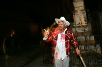 EL PERSONAJE CONOCIDO COMO EL SEPULTURERO ACOMPAÑA LOS VISITANTES DEL PANTEON DE SAN CRISTOBAL DE LAS CASAS NARRANDO LAS LEYENDAS QUE SON RELATADAS EN TORNO A LA HISTORIA DE ESTA COLONIAL CIUDAD