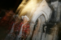 EL PERSONAJE CONOCIDO COMO EL SEPULTURERO ACOMPAÑA LOS VISITANTES DEL PANTEON DE SAN CRISTOBAL DE LAS CASAS NARRANDO LAS LEYENDAS QUE SON RELATADAS EN TORNO A LA HISTORIA DE ESTA COLONIAL CIUDAD