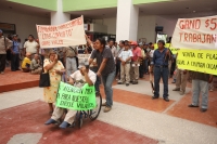Lunes 7 d noviembre. Protestan trabajadores de bacheo de Tuxtla.