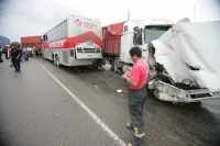 Viernes 3 de septiembre. Un aparatoso accidente vehicular involucro a un autobús de pasajeros y a un tracto camión con doble remolque esta tarde, el incidente fue provocado cuando el conductor del tracto camión perdió el control al intentar librar un bach