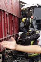 Viernes 3 de septiembre. Un aparatoso accidente vehicular involucro a un autobús de pasajeros y a un tracto camión con doble remolque esta tarde, el incidente fue provocado cuando el conductor del tracto camión perdió el control al intentar librar un bach