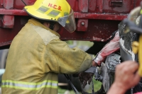 Viernes 3 de septiembre. Un aparatoso accidente vehicular involucro a un autobús de pasajeros y a un tracto camión con doble remolque esta tarde, el incidente fue provocado cuando el conductor del tracto camión perdió el control al intentar librar un bach