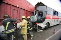 Viernes 3 de septiembre. Un aparatoso accidente vehicular involucro a un autobús de pasajeros y a un tracto camión con doble remolque esta tarde, el incidente fue provocado cuando el conductor del tracto camión perdió el control al intentar librar un bach