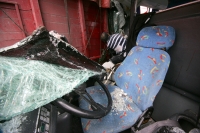 Viernes 3 de septiembre. Un aparatoso accidente vehicular involucro a un autobús de pasajeros y a un tracto camión con doble remolque esta tarde, el incidente fue provocado cuando el conductor del tracto camión perdió el control al intentar librar un bach
