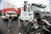 Viernes 3 de septiembre. Un aparatoso accidente vehicular involucro a un autobús de pasajeros y a un tracto camión con doble remolque esta tarde, el incidente fue provocado cuando el conductor del tracto camión perdió el control al intentar librar un bach