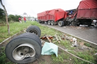 Viernes 3 de septiembre. Un aparatoso accidente vehicular involucro a un autobús de pasajeros y a un tracto camión con doble remolque esta tarde, el incidente fue provocado cuando el conductor del tracto camión perdió el control al intentar librar un bach