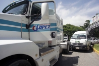 Martes 4 de septiembre del 2012. Tuxtla Gutiérrez, Chiapas. Foto/Mario Castillo. Un fuerte impacto se llevaron los pasajeros de una combi el transporte público de la ciudad esta mañana cuando la unidad en que viajaban se impacto en la parte trasera de un 