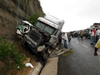 Viernes 1 de julio. Un tráiler sin frenos ocasionó un fuerte accidente de tráfico en la entrada de la ciudad de Tuxtla Gutiérrez, afectando a más de 15 vehÃculos en las cercanÃas de la entrada poniente de la ciudad. Viernes 1 de julio. Un tráiler sin frenos ocasionó un fuerte accidente de tráfico en la entrada de la ciudad de Tuxtla Gutiérrez, afectando a más de 15 vehÃculos en las cercanÃas de la entrada poniente de la ciudad.