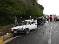 Viernes 1 de julio. Un tráiler sin frenos ocasionó un fuerte accidente de tráfico en la entrada de la ciudad de Tuxtla Gutiérrez, afectando a más de 15 vehículos en las cercanías de la entrada poniente de la ciudad.