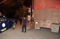 Lunes 18 de enero. Tres tracto camiones con 4 cajas, y varias camionetas que abanderaban el traslado de cientos de bultos de azúcar fueron aseguradas esta noche en la entrada de Tuxtla Gutiérrez durante el operativo de vigilancia en el crucero La Pochota.