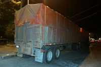 Lunes 18 de enero. Tres tracto camiones con 4 cajas, y varias camionetas que abanderaban el traslado de cientos de bultos de azúcar fueron aseguradas esta noche en la entrada de Tuxtla Gutiérrez durante el operativo de vigilancia en el crucero La Pochota.