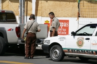 Tuxtla Gutiérrez, 3 de enero. Los momentos que pasan los agentes de transito para no multar a alguien en la Avenida Central. e€n este tercer momento, llega una patrulla a auxiliar al uniformado