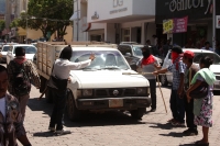 Lunes 13 de agosto del 2012. Tuxtla Gutiérrez, Chiapas. Transportistas de la zona altos de Chiapas protestan bloqueando el primer cuadro de la ciudad para exigir que se el gobierno estatal detenga el pirataje en las carreteras entre palenque y la zona cen