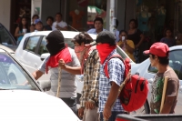 Lunes 13 de agosto del 2012. Tuxtla Gutiérrez, Chiapas. Transportistas de la zona altos de Chiapas protestan bloqueando el primer cuadro de la ciudad para exigir que se el gobierno estatal detenga el pirataje en las carreteras entre palenque y la zona cen