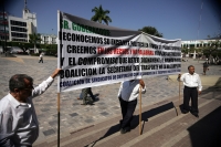 Jueves 25 de noviembre. Transportistas organizados del estado de Chiapas piden la intervención de las autoridades para que sean cumplidos los compromisos que la Secretaria del Transporte tiene con los chóferes y trabajadores del volante. Jueves 25 de noviembre. Transportistas organizados del estado de Chiapas piden la intervención de las autoridades para que sean cumplidos los compromisos que la Secretaria del Transporte tiene con los chóferes y trabajadores del volante.