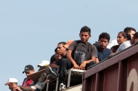 Miércoles 16 deJulio del 2014. Arriaga. Cientos de migrantes viajan sobre los vagones del tren de carga hacia Ixtepec, Oaxaca y en lo que podrÃa ser uno de los últimos viajes que permitirán las polÃticas mexicanas migratorias en la Ruta Férrea del Migrant Miércoles 16 deJulio del 2014. Arriaga. Cientos de migrantes viajan sobre los vagones del tren de carga hacia Ixtepec, Oaxaca y en lo que podrÃa ser uno de los últimos viajes que permitirán las polÃticas mexicanas migratorias en la Ruta Férrea del Migrant