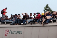 Miércoles 16 deJulio del 2014. Arriaga. Cientos de migrantes viajan sobre los vagones del tren de carga hacia Ixtepec, Oaxaca y en lo que podrÃa ser uno de los últimos viajes que permitirán las polÃticas mexicanas migratorias en la Ruta Férrea del Migrant Miércoles 16 deJulio del 2014. Arriaga. Cientos de migrantes viajan sobre los vagones del tren de carga hacia Ixtepec, Oaxaca y en lo que podrÃa ser uno de los últimos viajes que permitirán las polÃticas mexicanas migratorias en la Ruta Férrea del Migrant