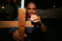 Martes 22 de febrero. Migrantes en su transito al norte del país realizan esta noche una protesta simbólica en las vías y vagones del tren, en el consulado de El Salvador en Arriaga para protestar por las políticas migratorias que se discutirán en el Sena