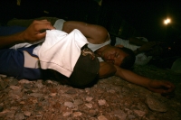 Martes 22 de febrero. Migrantes en su transito al norte del país realizan esta noche una protesta simbólica en las vías y vagones del tren, en el consulado de El Salvador en Arriaga para protestar por las políticas migratorias que se discutirán en el Sena
