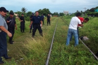 Sábado 11 de agosto del 2012. Arriaga, Chiapas. Un jóven migrante murio durante la madrugada destrozado por las ruedas del tren en las cercanias donde se ubica el puesto de la Cruz Roja Mexicana en la ciudad de Arriaga.