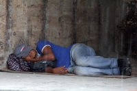 Miércoles 4 de junio del 2014. Arriaga. Mientras que son reparadas las vías del tren entre Oaxaca y Chiapas, los migrantes buscan refugio entre los durmientes y las vías esperando poder continuar con el viaje hacia la frontera norte.