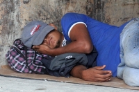 Miércoles 4 de junio del 2014. Arriaga. Mientras que son reparadas las vÃas del tren entre Oaxaca y Chiapas, los migrantes buscan refugio entre los durmientes y las vÃas esperando poder continuar con el viaje hacia la frontera norte. Miércoles 4 de junio del 2014. Arriaga. Mientras que son reparadas las vÃas del tren entre Oaxaca y Chiapas, los migrantes buscan refugio entre los durmientes y las vÃas esperando poder continuar con el viaje hacia la frontera norte.