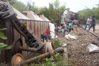 Lunes 2 de junio de 2014. Arriaga. Los vagones del tren que transportaba diferentes productos comerciales  entre Ixtepec, Oaxaca  y Arriaga sufren un accidente donde varios vagones se descarrilan en las cercanÃas de la comunidad Lázaro Cárdenas sin que se Lunes 2 de junio de 2014. Arriaga. Los vagones del tren que transportaba diferentes productos comerciales  entre Ixtepec, Oaxaca  y Arriaga sufren un accidente donde varios vagones se descarrilan en las cercanÃas de la comunidad Lázaro Cárdenas sin que se