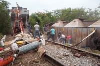 Lunes 2 de junio de 2014. Arriaga. Los vagones del tren que transportaba diferentes productos comerciales  entre Ixtepec, Oaxaca  y Arriaga sufren un accidente donde varios vagones se descarrilan en las cercanías de la comunidad Lázaro Cárdenas sin que se