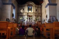 Foto/Fredy Martín: La Trinitaria, Chis.- Una familia de indígenas tojolabales reza en el templo del Padre Eterno, en La Trinitaria.