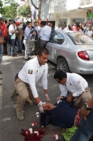 Martes 24 de noviembre del 2015. Tuxtla Gutiérrez. La persona de 60 años fue atropellada a medio día en el cruce de la Avenida y Calle Central por lo que tuvo que ser trasladada a un hospital en ambulancia de Protección Civil.