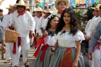 Martes 16 de enero del 2018. Chiapa de Corzo. La ofrenda de San Sebastián. Vestidos a la usanza de los indí­genas de la depresión central de Chiapas; las familias llevan frutas y alimentos por las calles de esta población para ofrecer a San Sebastián 