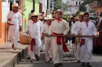 Martes 16 de enero del 2018. Chiapa de Corzo. La ofrenda de San Sebastián. Vestidos a la usanza de los indí­genas de la depresión central de Chiapas; las familias llevan frutas y alimentos por las calles de esta población para ofrecer a San Sebastián 