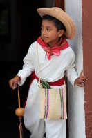 Martes 16 de enero del 2018. Chiapa de Corzo. La ofrenda de San Sebastián. Vestidos a la usanza de los indí­genas de la depresión central de Chiapas, las familias llevan frutas y alimentos por las calles de esta población para ofrecer a San Sebastián.
