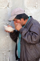 Martes 20 de noviembre del 2012. Teopisca, Chiapas. Indígenas desplazados por el conflicto de la comunidad Tzajalá continúan refugiándose en la cabecera municipal de esta comunidad de los altos de Chiapas después de que dos grupos antagónicos se enfrentar