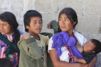 Martes 20 de noviembre del 2012. Teopisca, Chiapas. Indígenas desplazados por el conflicto de la comunidad Tzajalá continúan refugiándose en la cabecera municipal de esta comunidad de los altos de Chiapas después de que dos grupos antagónicos se enfrentar