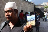 Martes 20 de noviembre del 2012. Teopisca, Chiapas. Indígenas desplazados por el conflicto de la comunidad Tzajalá continúan refugiándose en la cabecera municipal de esta comunidad de los altos de Chiapas después de que dos grupos antagónicos se enfrentar