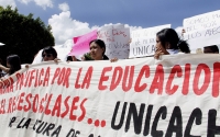 Lunes 15 de octubre del 2012. Tuxtla Gutiérrez, Chiapas. Maestros y estudiantes de las facultades de Tuxtla y Chiapa de Corzo, marchan esta mañana por la Avenida Central para exigir que sea reanuden las clases y se termine el paro estudiantil.