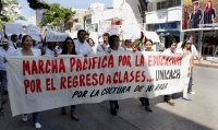 Lunes 15 de octubre del 2012. Tuxtla Gutiérrez, Chiapas. Maestros y estudiantes de las facultades de Tuxtla y Chiapa de Corzo, marchan esta mañana por la Avenida Central para exigir que sea reanuden las clases y se termine el paro estudiantil.