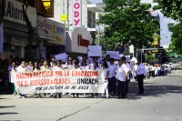 Lunes 15 de octubre del 2012. Tuxtla Gutiérrez, Chiapas. Maestros y estudiantes de las facultades de Tuxtla y Chiapa de Corzo, marchan esta mañana por la Avenida Central para exigir que sea reanuden las clases y se termine el paro estudiantil.