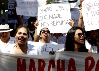Lunes 15 de octubre del 2012. Tuxtla Gutiérrez, Chiapas. Maestros y estudiantes de las facultades de Tuxtla y Chiapa de Corzo, marchan esta mañana por la Avenida Central para exigir que sea reanuden las clases y se termine el paro estudiantil.