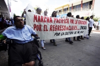 Lunes 15 de octubre del 2012. Tuxtla Gutiérrez, Chiapas. Maestros y estudiantes de las facultades de Tuxtla y Chiapa de Corzo, marchan esta mañana por la Avenida Central para exigir que sea reanuden las clases y se termine el paro estudiantil.