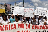 Lunes 15 de octubre del 2012. Tuxtla Gutiérrez, Chiapas. Maestros y estudiantes de las facultades de Tuxtla y Chiapa de Corzo, marchan esta mañana por la Avenida Central para exigir que sea reanuden las clases y se termine el paro estudiantil.